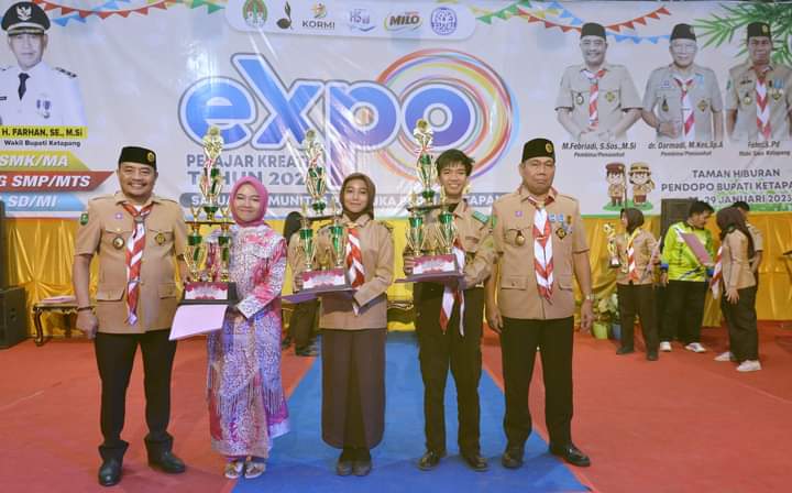 KabarKetapang - Ketua DPRD Kabupaten Ketapang sekaligus Pembina Satuan Komunitas Pramuka Ketapang, M Febriadi, Sos., M.Si., resmi menutup expo pelajar kreatif tahun 2023, Minggu (29/01/2023).