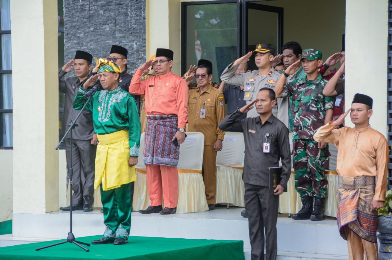KabarKetapang - Wakil Bupati Ketapang, H. Farhan SE., M.Si menjadi inspektur upacara Peringatan Hari Amal Bakti (HAB) ke-77 tahun 2023 Kementerian Agama RI, pada Selasa (03/01/2023).