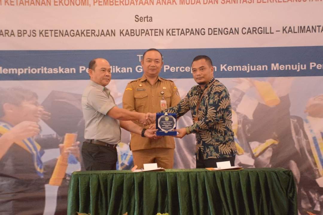 KabarKetapang - Sekda Ketapang Alexander Wilyo, S.STP.,M.Si membuka Program Kegiatan Kerjasama Program Beasiswa Cargil Tropical dan Politeknik Negeri Ketapang, Selasa (31/01/2023) bertempat di Gedung Politeknik Ketapang.