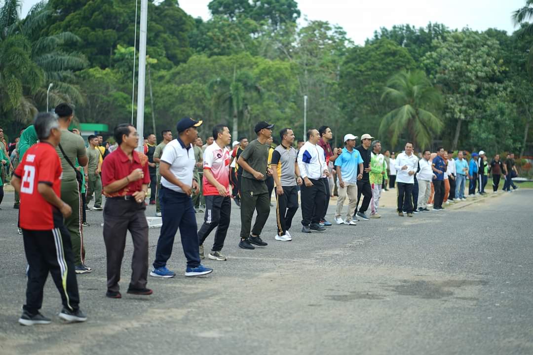 KabarKetapang - Sekretaris Daerah Ketapang Alexander Wilyo, S.STP.,M.Si hadiri Senam Kesegaran Jasmani 88 yang diselenggarakan Kodim 1203 Ketapang, pada Jum'at (03/02/2023) bertempat di Halaman Kantor Bupati Ketapang.