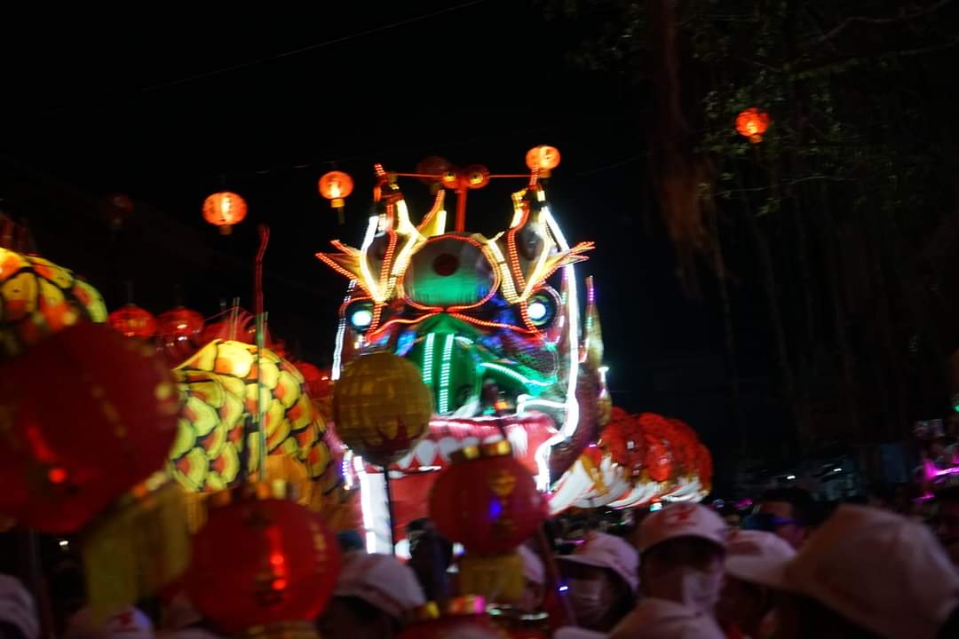 KabarKetapang - Wakil Bupati Ketapang H. Farhan, SE.,M.Si hadir langsung melepas Pawai Cap Go Meh Tahun Baru Imlek 2574 tersebut, Minggu (05/02/2023) di Klenteng Tua Pek Kong Ketapang.