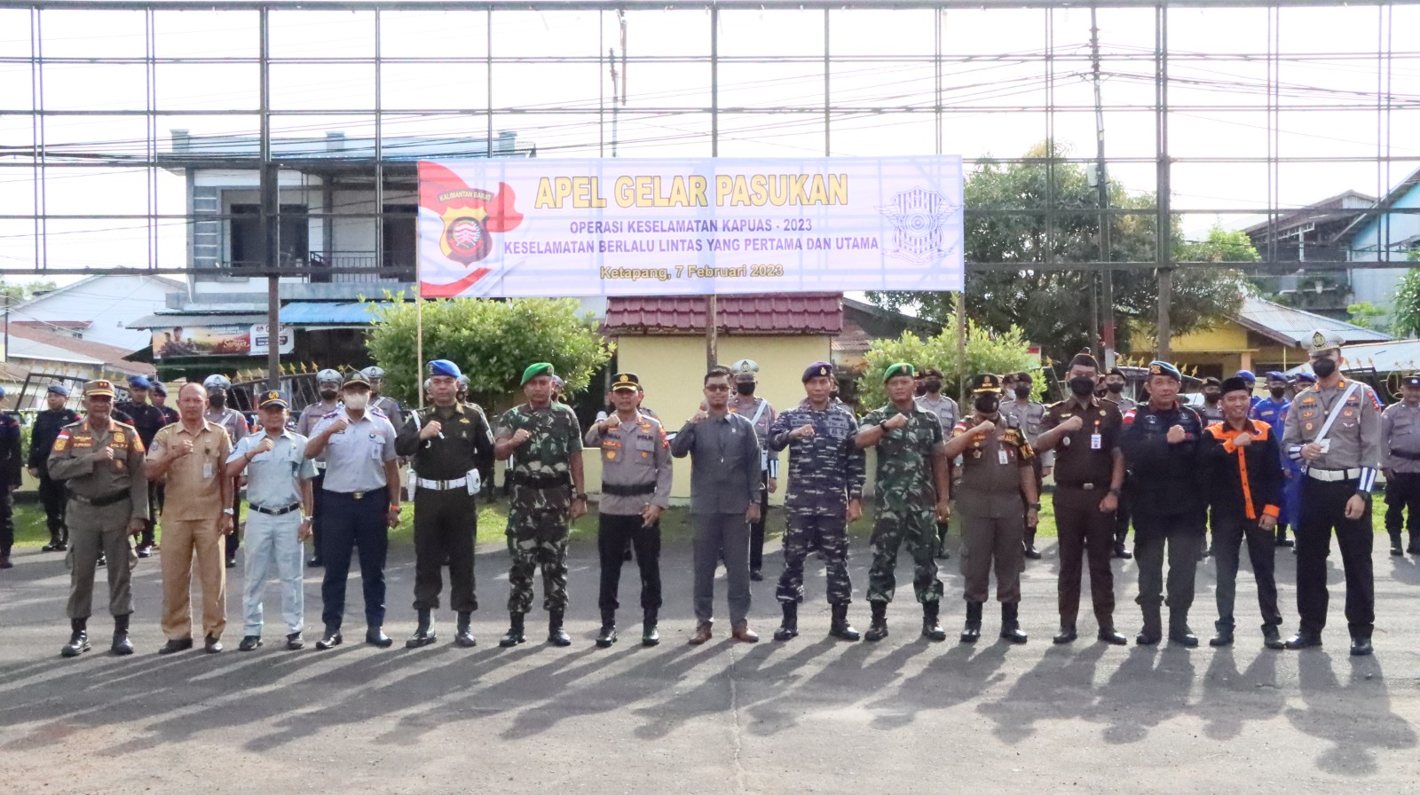 KabarKetapang - Polres Ketapang menggelar Apel Gelar Pasukan Operasi Keselamatan Kapuas 2023 di lapangan Mapolres Ketapang, Selasa (07/02/2023). Apel gelar operasi ini dipimpin langsung oleh Kapolres Ketapang AKBP Laba Meliala.