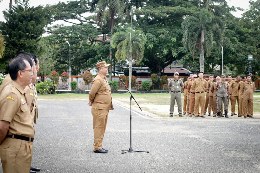 KabarKetapang - Sekda Ketapang Alexander Wilyo S.STP., M.Si, Pimpin Apel Senin Rutin Di Lingkup Sekretariat Daerah Kabupaten Ketapang. (13/02/2023).