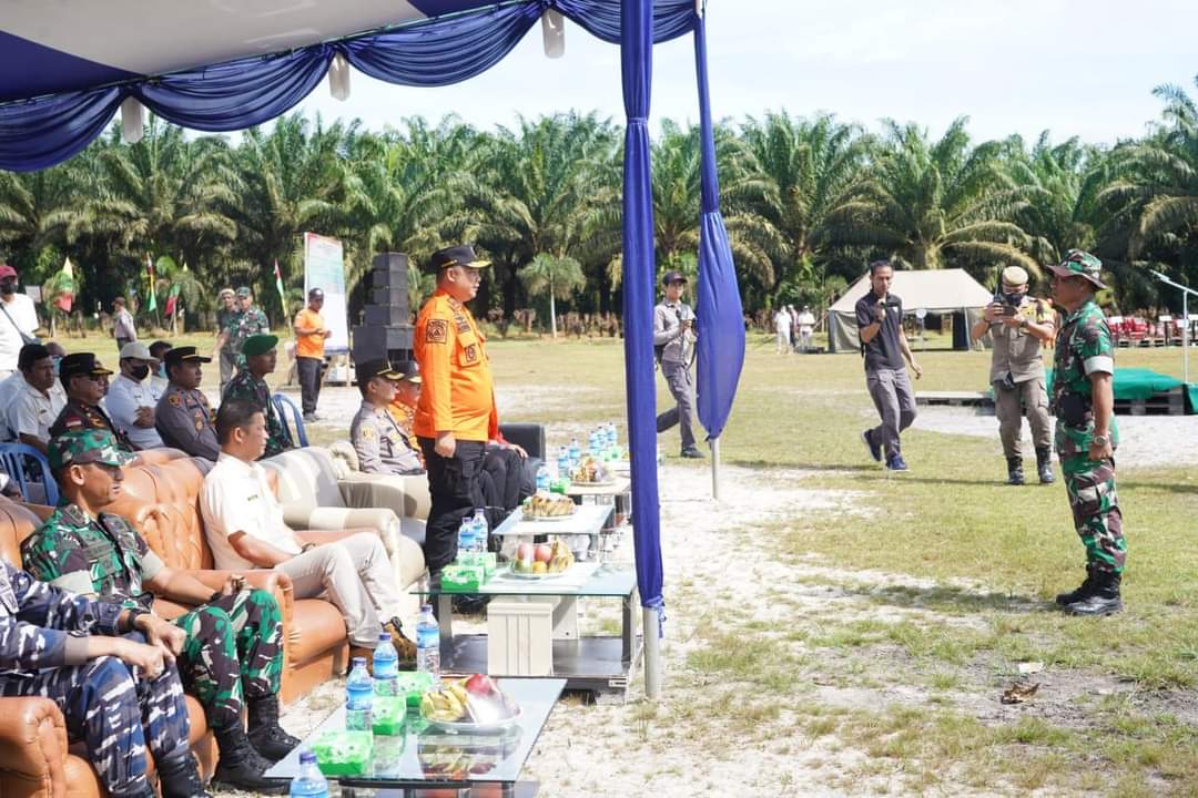 KabarKetapang - Bupati Ketapang melalui Sekda Kabupaten Ketapang Alexander Wilyo, S.STP.,M.Si menjadi Inspektur Apel Kesiapan Penanggulangan Bencana Kebakaran Hutan dan Lahan (Karhutla) wilayah Ketapang, pada Kamis (16/02/2023) bertempat di Lapangan di PT. Kayong Agro Lestari (KAL).