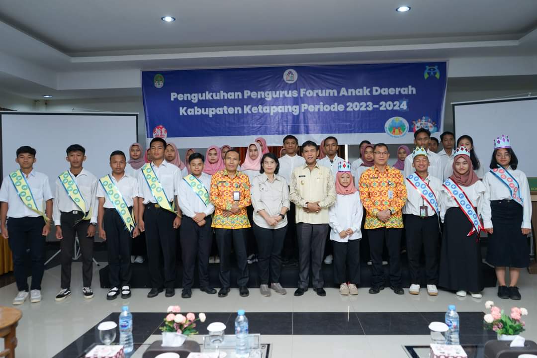 KabarKetapang - Wakil Bupati Ketapang H. Farhan, SE.,M.Si mengukuhkan Pengurus Forum Anak Daerah Kabupaten Ketapang Masa Keanggotaan 2023-2024, pada Kamis (16/02/2022) bertempat di Hotel Borneo Ketapang.