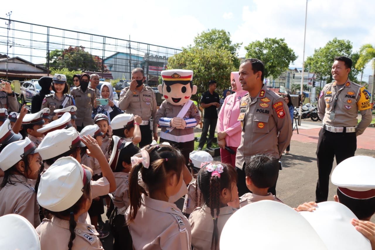 KabarKetapang - Berbagai kegiatan dilaksanakan Polres Ketapang Polda Kalbar untuk mendekatkan diri kepada masyarakat serta dalam rangka pemeliharaan kamtibmas dan meningkatkan kepercayaan publik. Salah satunya yang dilaksanakan pada pagi hari ini yaitu dengan menggelar Polisi Sahabat Anak ( Polsanak ), Jumat (17?02/2023) di Mapolres Ketapang.