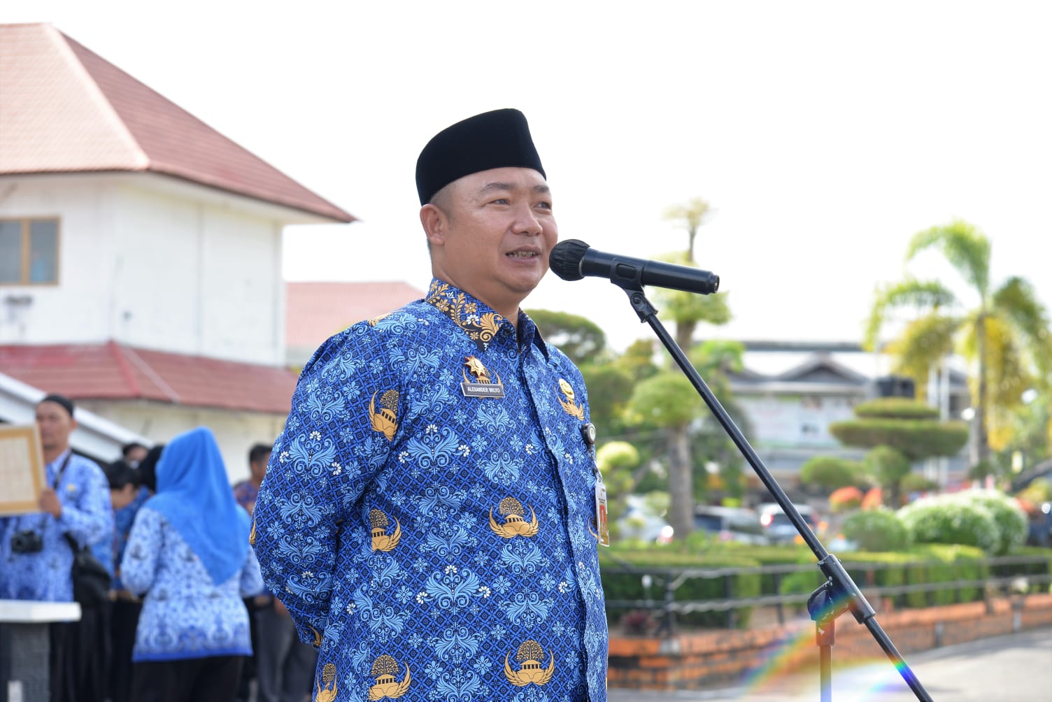 KabarKetapang - Sekretaris Daerah Kabupaten Ketapang, Alexander Wilyo memberikan arahan kepada seluruh OPD saat Apel Gabungan di Halaman Bupati Ketapang, Jum’at (17/2/2023).