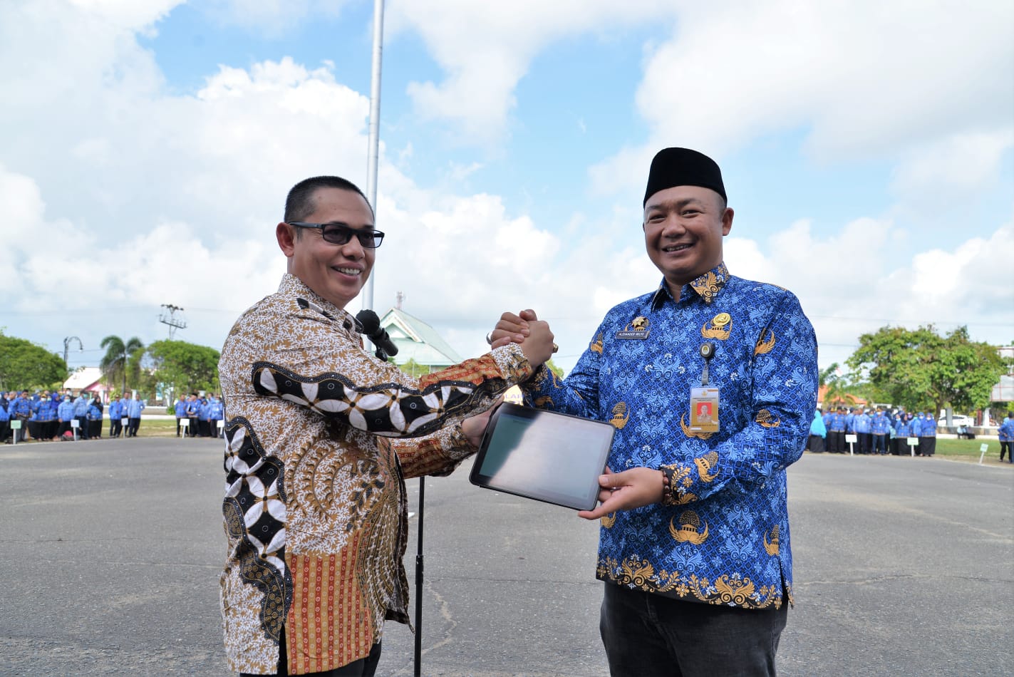 KabarKetapang - Kantor Pelayanan Pajak (KPP) Pratama Ketapang selaku unit kerja di lingkungan Kanwil Direktorat Jenderal Pajak (DJP) Kalimantan Barat memberikan penghargaan kepada Pemerintah Daerah (Pemda) Ketapang dalam rangka pengelolaan dan pelaporan pajak dengan baik.