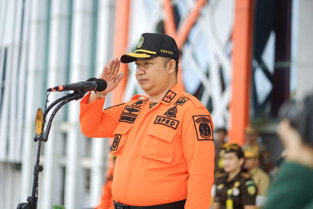 KabarKetapang - Bupati Ketapang melalui Sekda Ketapang Alexander Wilyo, S.STP.,M.Si menjadi Inspektur Upacara pada Apel Gabungan Kesiapsiagaan Penanganan Kebakaran Hutan dan Lahan di Kabupaten Ketapang, pada Jum'at (24/02/2023).