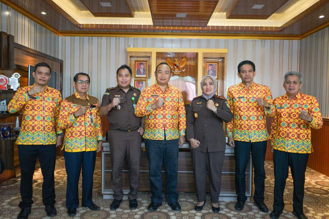 KabarKetapang - Sekretaris Daerah Kabupaten Ketapang Alexander Wilyo, S.STP.,M.Si menerima kunjungan Kepala Kejaksaan Negeri (KAJARI) Ketapang RA Dhini Ardhany, SH., MH, pada Kamis (23/02/2023) di Ruang Rapat Sekda Ketapang.