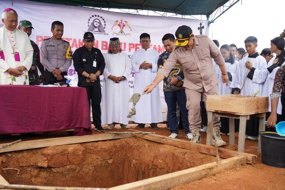 KabarKetapang - Sekretaris Daerah Kabupaten Ketapang, Alexander Wilyo, S. STP., M. Si. meletakkan batu pertama pembangunan Gereja Santa Maria Assumpta Tanjung, di Desa Tangerang, Kecamatan Jelai Hulu, Minggu (26/2/2023).