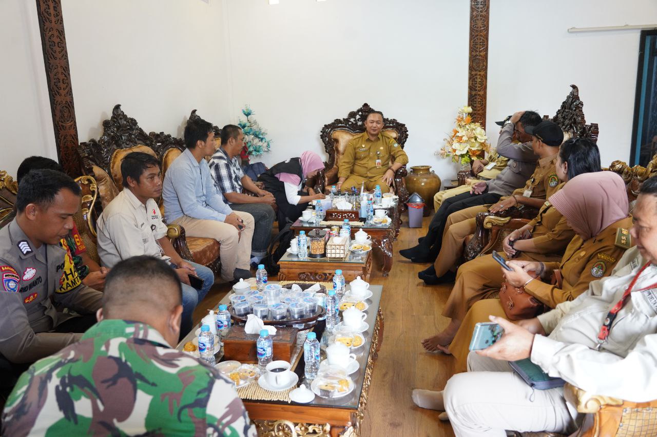 KabarKetapang - Sekda Ketapang Alexander Wilyo, S.STP.,M.Si mendukung langkah Komisi Pemilihan Umum (KPU) Kabupaten Ketapang dan Badan Pengawas Pemilihan Umum (Bawaslu) Ketapang dalam menjaga dan mengawal hak pilih masyarakat dengan melakukan pemuktahiran data pemilih dan mengawasi jalannya pemuktahiran data.