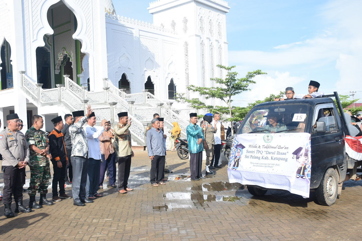 KabarKetapang - Wakil Bupati Ketapang H. Farhan, SE.,M.Si melepas langsung Pawai Ta'aruf puluhan mobil hias dan odong-odong dari beberapa sekolah dan pesantren dalam rangka menyambut Bulan Suci Ramadhan 1444H yang diselenggarakan Pengurus Masjid Agung Al-Ikhlas Ketapang, pada Minggu (19/03/2023) bertempat di Halaman Masjid Agung Al-Ikhlas Ketapang.