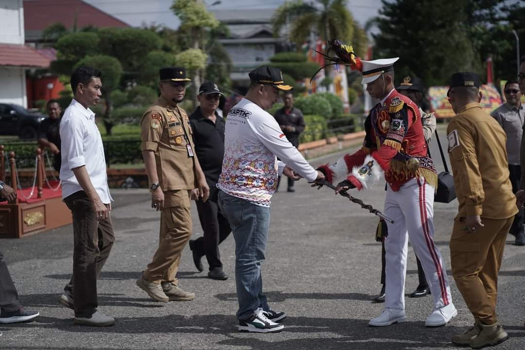 KabarKetapang - Sebagai partisipasi atas hari jadi Ketapang yang ke 605, untuk memeriahkannya, masyarakat Ketapang disuguhi dengan berbagai ajang kompetisi, edukasi dan pagelaran hiburan. Mulai dari ajang kompetisi futsal antar instansi, senam masal, gosok gigi masal tingkat Sekolah Dasar hingga atraksi drumband GAP (Gita Abdi Praja) IPDN Kampus Kalbar.