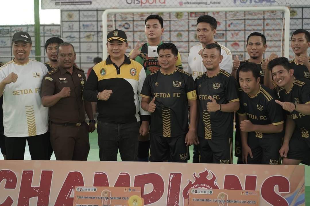 KabarKetapang - Sekretaris Daerah Kabupaten Ketapang Alexander Wilyo, S.STP., M.Si Resmi Menutup Turnamen Futsal Sekda Cup Tahun 2023, pada Kamis (02/03/2023) bertempat di Lapangan Chrisma Futsal Ketapang.