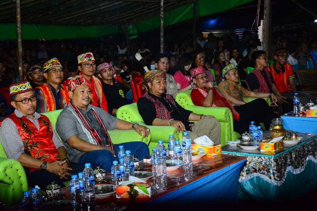 KabarKetapang - Sekda Ketapang Alexander Wilyo, S.STP.,M.Si. Menutup Gawai Dayak Bejujokng Ke-XII, pada Sabtu (04/03/2023) di Desa Gema Kecamatan Simpang Dua.