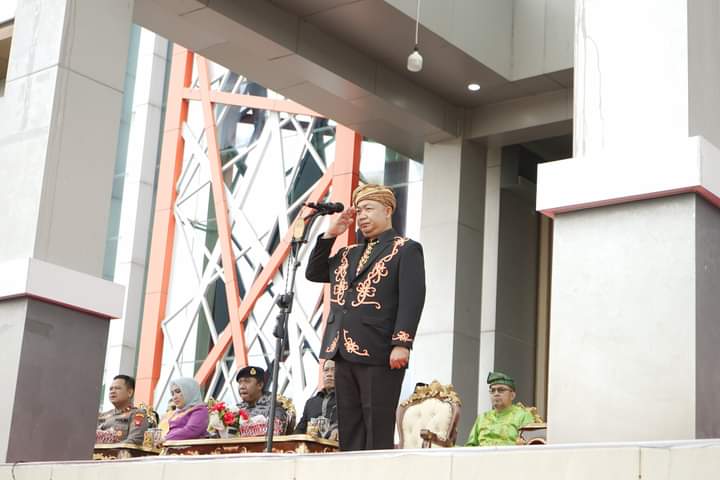 KabarKetapang - Dengan menggunakan baju khas Dayak Kalimantan Barat dipadukan dengan ikat kepala Sekda Ketapang Alexander Wilyo, S.STP.,M.Si memimpin Upacara Peringatan Hari Jadi Ketapang yang ke-605 tahun 2023, pada Sabtu (11/03/2023)