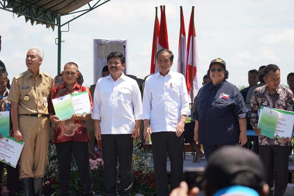 Dilansir dari Ponsfage KLHK (11/03/23). Presiden Republik Indonesia, Joko Widodo menyerahkan Surat Keputusan (SK) Perhutanan Sosial Kawasan Hutan Dengan Pengelolaan Khusus (KHDPK) di areal perhutanan sosial Desa Gabusan, Kecamatan Jati, Kabupaten Blora, Jawa Tengah (10/3/2023).