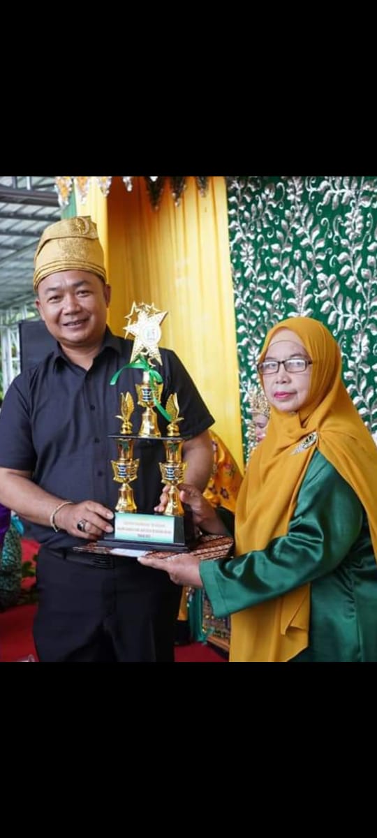 KabarKetapang - Sekretaris Daerah (Sekda) Ketapang, Alexander Wilyo, S. STP., M.Si., melepas karnaval perarakan pengantin Ketapang, hastagune dan pagendang qasidah, Sabtu (11/03/2023).