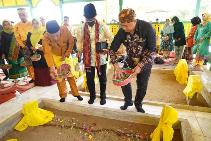 KabarKetapang - Mewakili Bupati Sekda Ketapang, Alexander Wilyo, S. STP., M.Si. memimpin Ziarah Akbar ke Makam Keramat Sembilan, di Desa Negari Baru Kecamatan Benua Kayong, pada Jumat (10/03/2023).