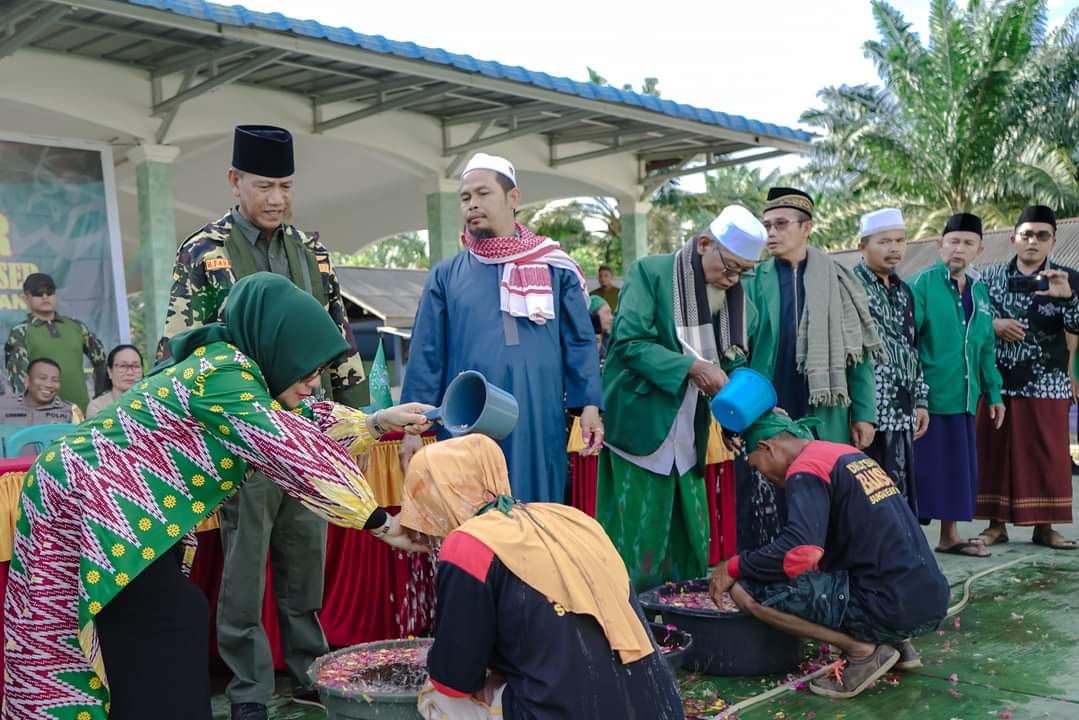 KabarKetapang - Wakil Bupati Ketapang H. Farhan, SE.,M.Si menutup Kegiatan Diklatsar (Pendidikan dan Latihan Dasar) Banser dan Denwatser PC GP Ansor Ketapang, pada Minggu (12/03/2023) bertempat di Desa Suka Mulya SP2 Kecamatan Sungai Melayu Rayak.
