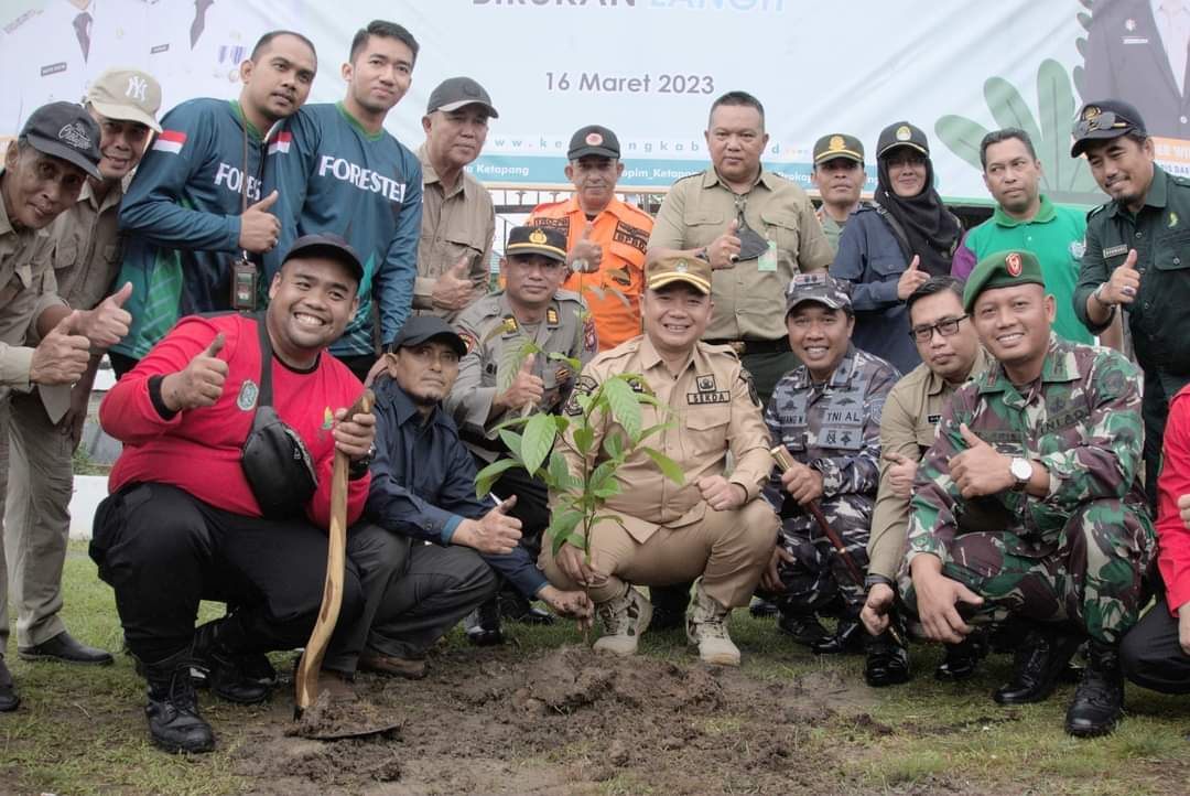 KabarKetapang - Upacara Peringatan Hari Bakti Rimbawa ke-40 tahun 2023 berjalan lancar, meski dalam keadaan hujan tetapi kegiatan tersebut dilaksanakan di basemen Kantor Bupati Ketapang, Kamis (16/03/2023).