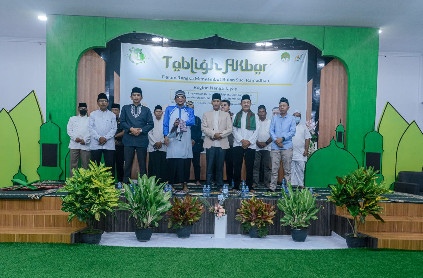 KabarKetapang - Wakil Bupati Ketapang, H. Farhan SE., M.Si Hadiri Tabligh Akbar dalam rangka menyambut bulan suci Ramadan 1444 hijriah di PT Bumitama Gunajaya Agro (BGA) Group Regional Kecamatan Nanga Tayap, Sabtu (18/03/2023) malam, di halaman Sport Center BGA.