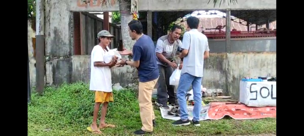 KabarKetapang - Aliansi Jurnalis Ketapang (AJK) bersama Persatuan Wartawan Indonesia (PWI) melakukan Bakti Sosial (Baksos) berupa pembagian ratusan paket sembako ke masyarakat membutuhkan, Rabu (22/03/2023).