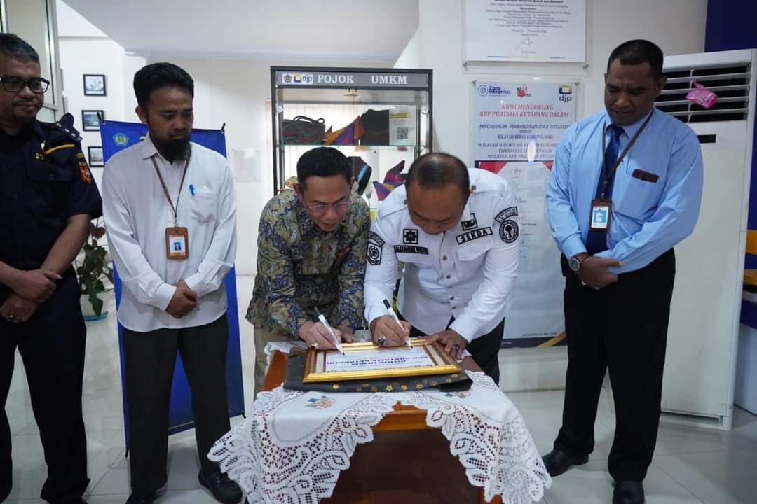 KabarKetapang - Ditandai dengan pemotongan pita Sekda Ketapang Alexander Wilyo, S.STP.,M.Si membuka Bazar UMKM KPP Pratama Ketapang, pada Rabu (29/03/2023) bertempat di KPP Pratama Ketapang.