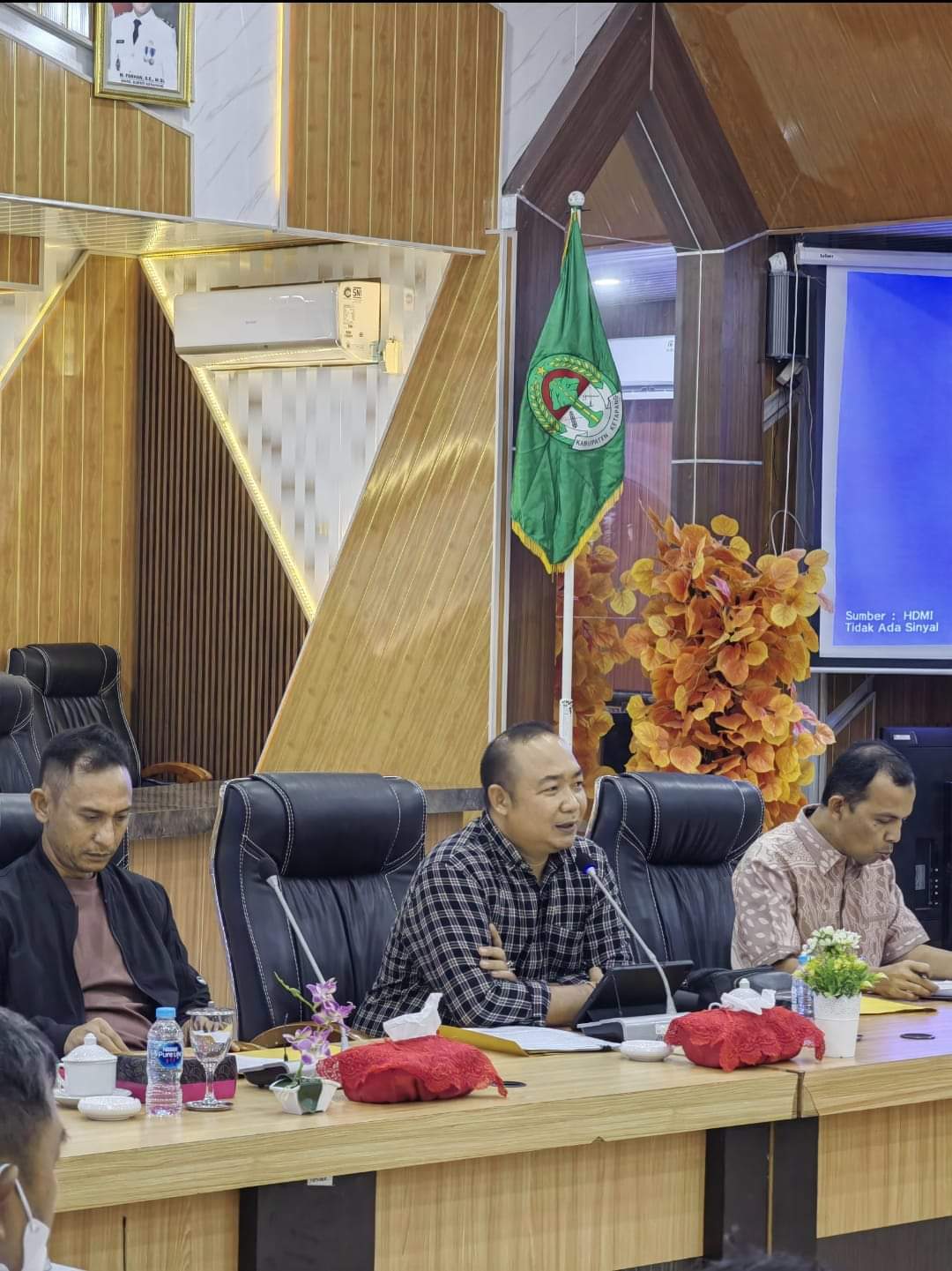KabarKetapang - Sekda Ketapang bersama Dandim 1203 dan Kapolres Ketapang memimpin rapat mediasi penyelesaian permasalahan lahan masyarakat Desa Kampar Sebomban Kecamatan Simpang Dua dengan PT. Cipta Usaha Sejati bersama Dandim dan Kapolres Ketapang, pada Senin (27/03/2023) bertempat di Ruang Rapat Bupati Ketapang