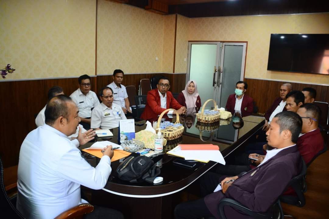 KabarKetapang - Sekretaris Daerah Kabupaten Ketapang Alexander Wilyo, S.STP., M.Si menerima Audiensi DPD Persatuan Perawat Nasional Indonesia (PPNI) Kabupaten Ketapang, pada Rabu (29/03/2023) bertempat di Ruang Rapat Sekretaris Daerah Kabupaten Ketapang.