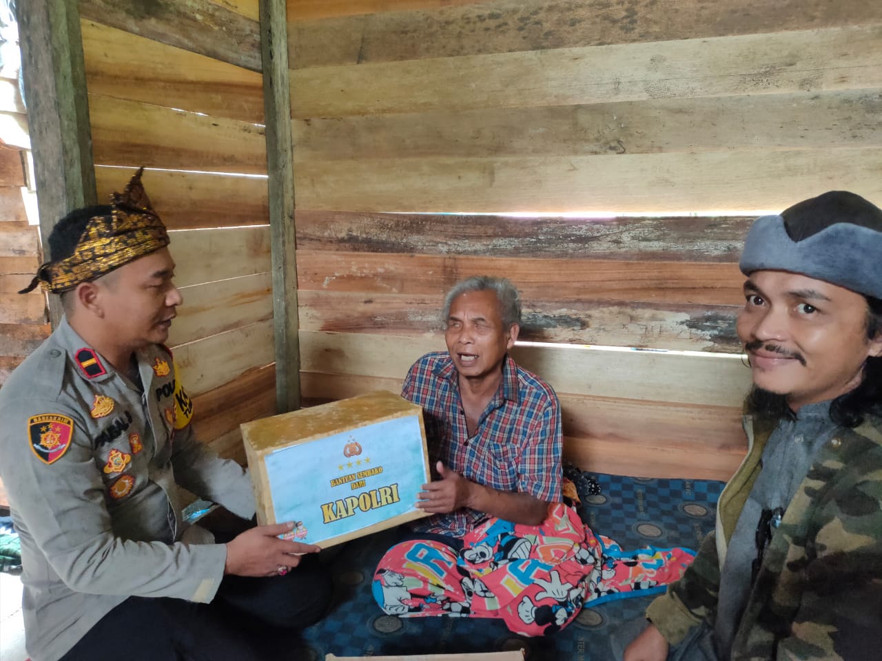 KabarKetapang – Jajaran Kepolisian Resor Ketapang Polda Kalbar melaksanakan penyaluran bantuan sembako dari bapak Kapolri Jenderal Listyo Sigit Prabowo untuk warga masyarakat yang ada di wilayah Kabupaten Ketapang. Tak kurang dari 500 paket sembako di distribusikan kepada warga masyarakat yang membutuhkan di Kota Ketapang sampai di pelosok kecamatan di wilayah Kabupaten Ketapang, Jumat (31/03/2023) Pukul 09.00 wib.