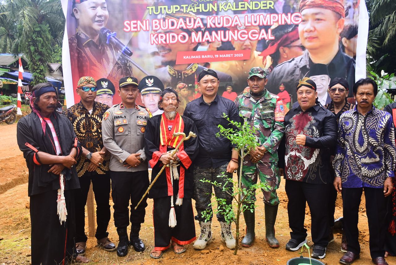 KabarKetapang - Sekretaris Daerah Kabupaten Ketapang Alexander Wilyo, S.STP., M.Si, menghadiri dan membuka kegiatan seni budaya Kuda Lumping Krido Manunggal dalam rangka tutup tahun kalender Jawa di Desa Kalimas Baru Tumbang Titi, Minggu 19 Maret 2023