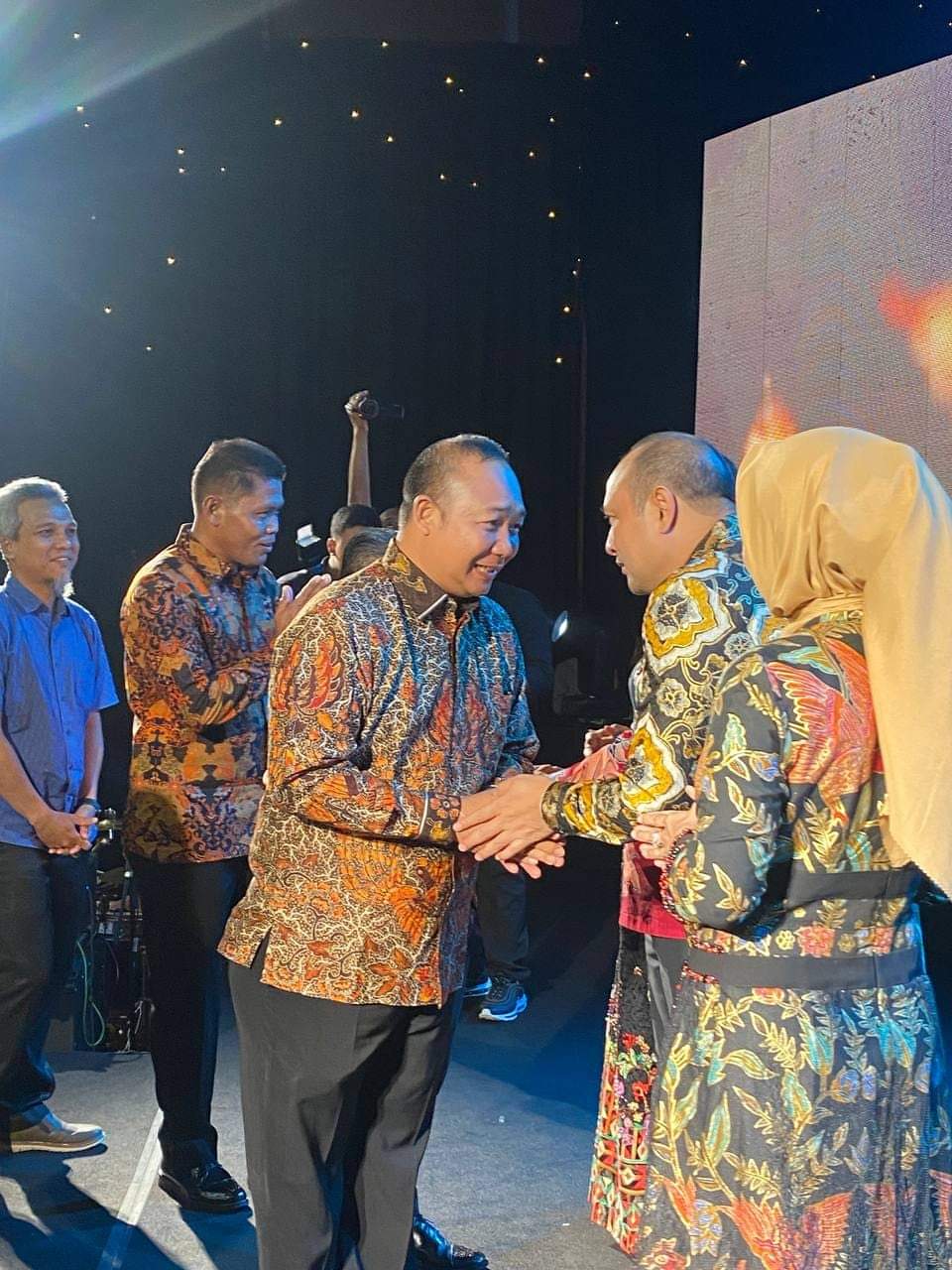 KabarKetapang - Mewakili Bupati, Sekretaris Daerah Kabupaten Ketapang, Alexander Wilyo, S.STP, M.Si menghadiri acara kenal pamit Kapolda Kalbar dari Inspektur Jendral Polisi Drs Suryanbodo Asmoro Kepada Brigadir Jendral Polisi Pipit Rismanto, pada Sabtu (1/4/2023) di Qubu Resort Hall Convention Center, Kabupaten Kubu Raya.