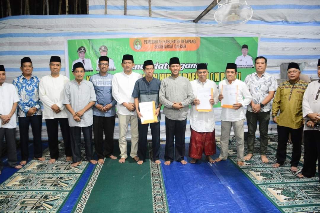 Wakil Bupati Ketapang H. Farhan, SE.,M.Si serahkan dana hibah daerah kepada Pengurus Masjid Babul Jannah dan Masjid Jami' Al-Falah serta Surau Ar-Rahman, pada Selasa (04/04/2023) Bertempat Di Masjid Babul Jannah Mulia baru, Kecamatan Delta Pawan.