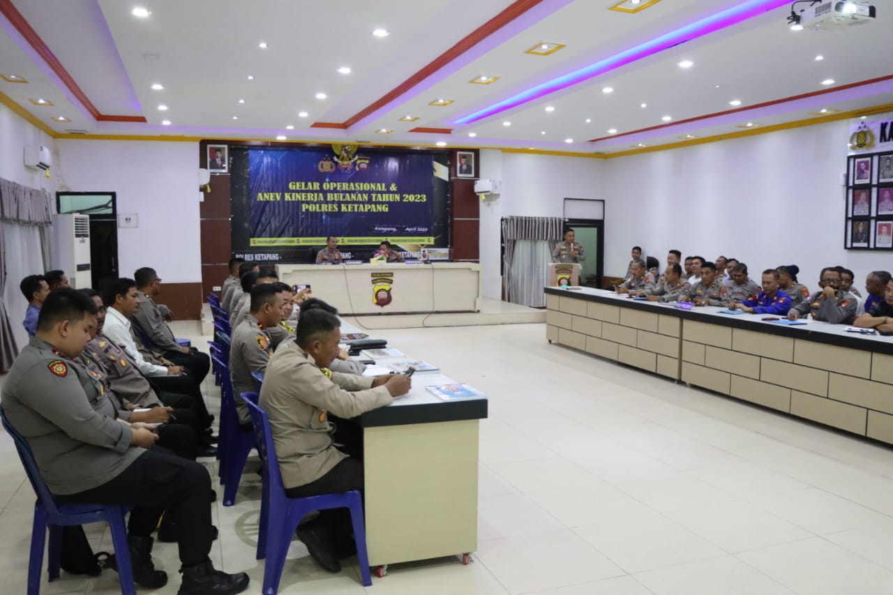 KabarKetapang - Dalam mengukur kinerja operasional serta untuk mengetahui hambatan pelaksanaan tugas, jajaran Polres Ketapang Polda Kalbar melaksanakan gelar operasional dan analisa evaluasi kinerja bulanan yang digelar di ruang aula Mapolres Ketapang, Kamis 06 April 2023, Pukul 14.00 wib.