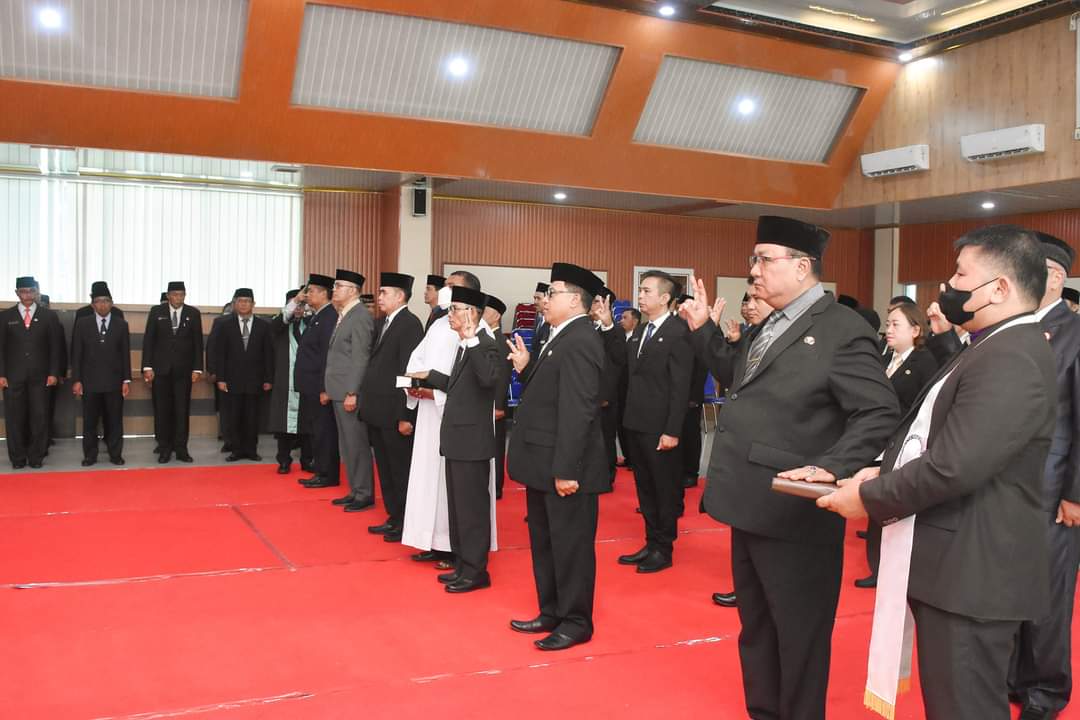 KabarKetapang - Bupati Ketapang Martin Rantan, SH.,M.Sos didampingi Wakil Bupati Ketapang H. Farhan, SE.,M.Si dan Sekda Ketapang Alexander Wilyo, S.STP.,M.Si melantik 34 Pejabat dilingkungan Pemerintah Kabupaten Ketapang, pada Senin (10/04/2023) bertempat Ruang Rapat Utama Kantor Bupati Ketapang.