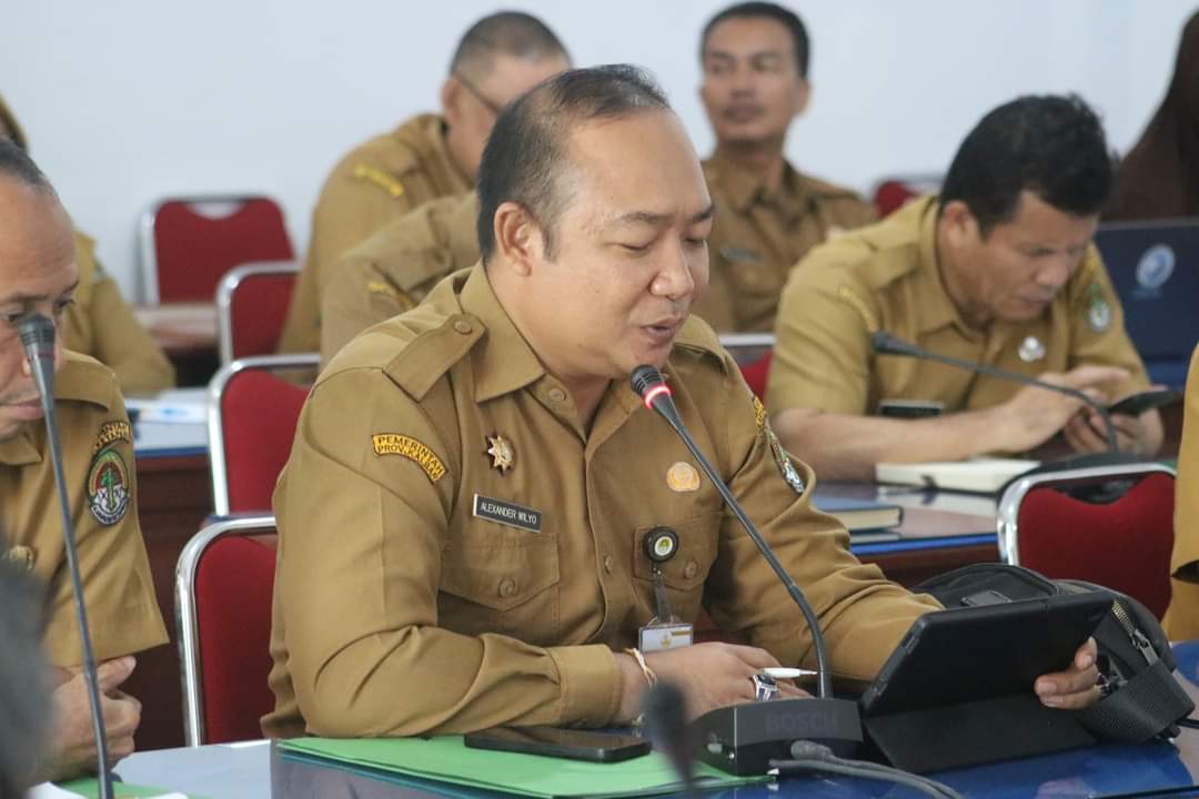KabarKetapang - DPRD menggelar rapat kerja Pembahasan LKPJ Bupati Ketapang tahun 2022 yang dihadiri Sekda Ketapang Alexander Wilyo, S.STP., M.Si., Asisten I Bidang Pemerintah dan Kesejahteraan Rakyat, Drs. Heryandi M. Si, Kepala BPKAD Drs. Donatus Franseda, Kepala Bappeda, Harto, SE, M. Si, Inspektur Ketapang, Repalianto, S.Sos, M.Si, Kabag Tapem Anwar, Kabag. Hukum Setda Ketapang, Mintaria, SH,. Kabag. PBJ Sudirman, Kabid Akuntansi Iwan Kusnadi (Senin 10/04/2023)