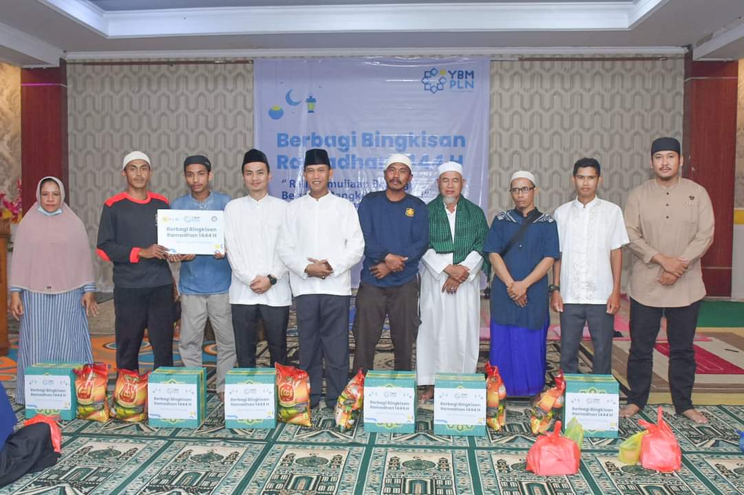KabarKetapang - Wakil Bupati Ketapang H. Farhan, SE.,M.Si hadiri Kegiatan Berbagi Bingkisan Ramadhan 1444H YBM (Yayasan Baitul Mall) PLN UP3 Ketapang, pada Kamis (13/04/2023) bertempat di Aula Masjid Agung Al-Ikhlas Ketapang.