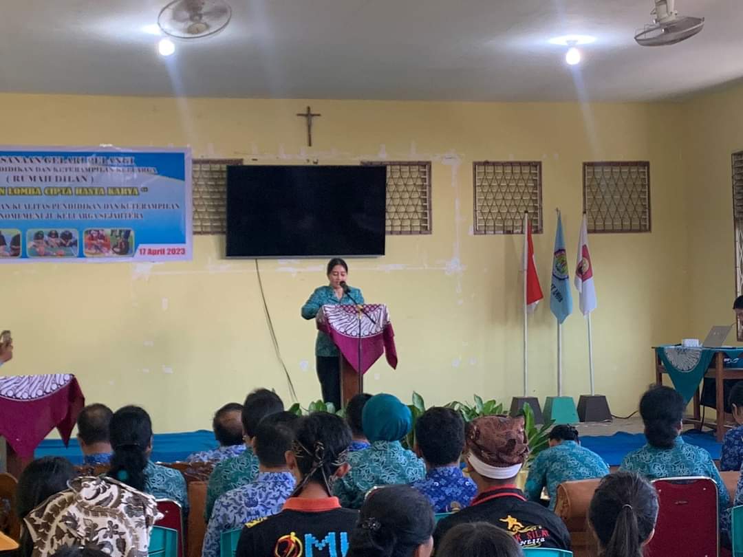 KabarKetapang - Tim Penggerak PKK Kabupaten Ketapang adakan lomba Cipta Hasta Karya Menganyam anak usia sekolah.