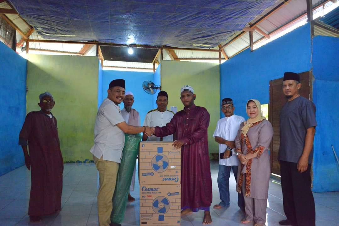 KabarKetapang - Beberapa waktu lalu telah bagi - bagi takjil dibeberapa ponpes, Ketua DPRD Ketapang M Febriadi, S.,Sos.,M.Si bersama anggota DPRD Mia Gayatri, SE kembali melakukan hal serupa di Panti Asuhan Yatama Kel. Kauman Kecamatan Benua Kayong.