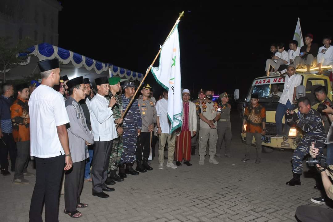 KabarKetapang - Wakil Bupati Ketapang H. Farhan, SE.,M.Si melepas Pawai Takbir Keliling dalam Rangka Hari Raya Idul Fitri 1444H, pada Jum'at (21/04/2023) di Halaman Masjid Agung Al-Ikhlas Ketapang.