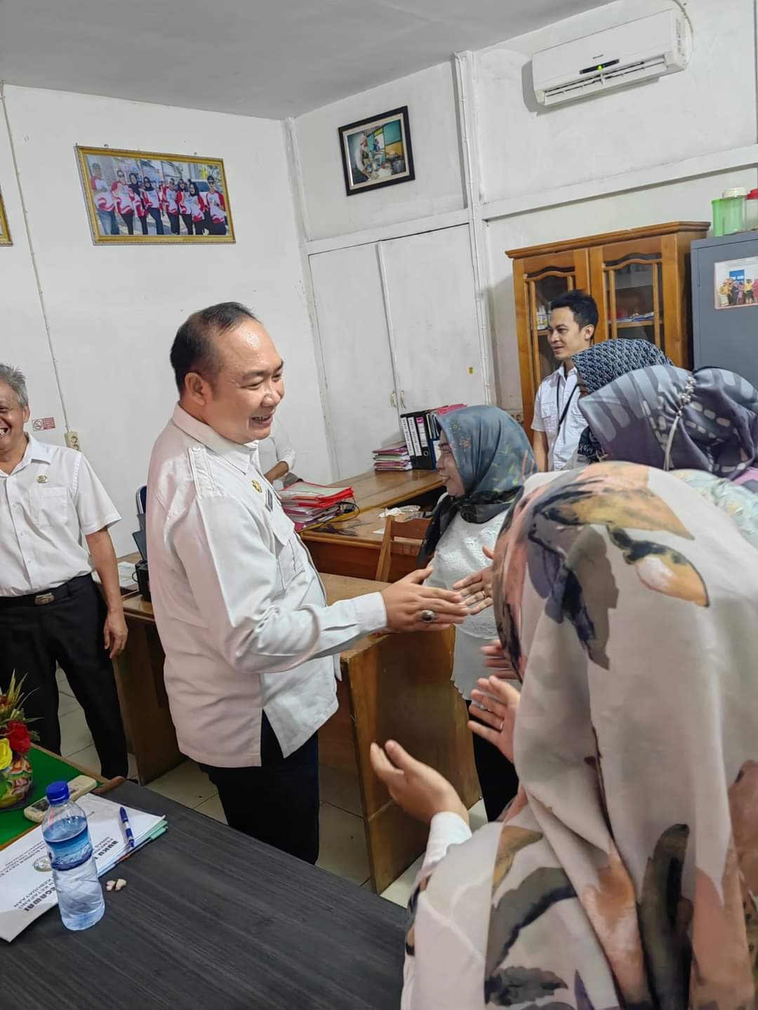 KabarKetapang – Dalam rangka pengecekan kesiapan pelayanan OPD (Organisasi Perangkat Daerah) pasca libur hari raya Idul Fitri sembari mempererat tali silaturahmi dengan jajaran dan ASN di Lingkungan pemkab. Ketapang, Sekretaris Daerah (Sekda) Kabupaten Ketapang, Alexander Wilyo, S.STP., M.Si dihari pertama masuk kerja menyambangi ruang-ruang kerja OPD, pada Rabu (26/4/2023) pagi.