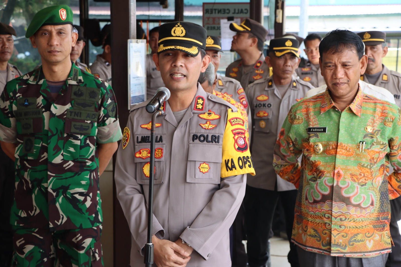 KabarKetapang - Kapolres Ketapang Polda Kalbar AKBP Laba Meliala bersama Wakil Bupati Ketapang H. Farhan, Dandim 1203 Ketapang Letkol Inf Alim Mustofa, Danlanal Ketapang yang diwakili Letda M. Ridwan, Kasat Pol PP Ketapang dan Kepala Dinas Perhubungan Kabupaten Ketapang secara resmi melepas keberangkatan 2 unit Bus yang membawa 38 warga masyarakat yang mengikuti program mudik balik gratis Presisi yang diadakan Polres Ketapang, Kamis (27/04/2023) Pukul 09.00 wib.