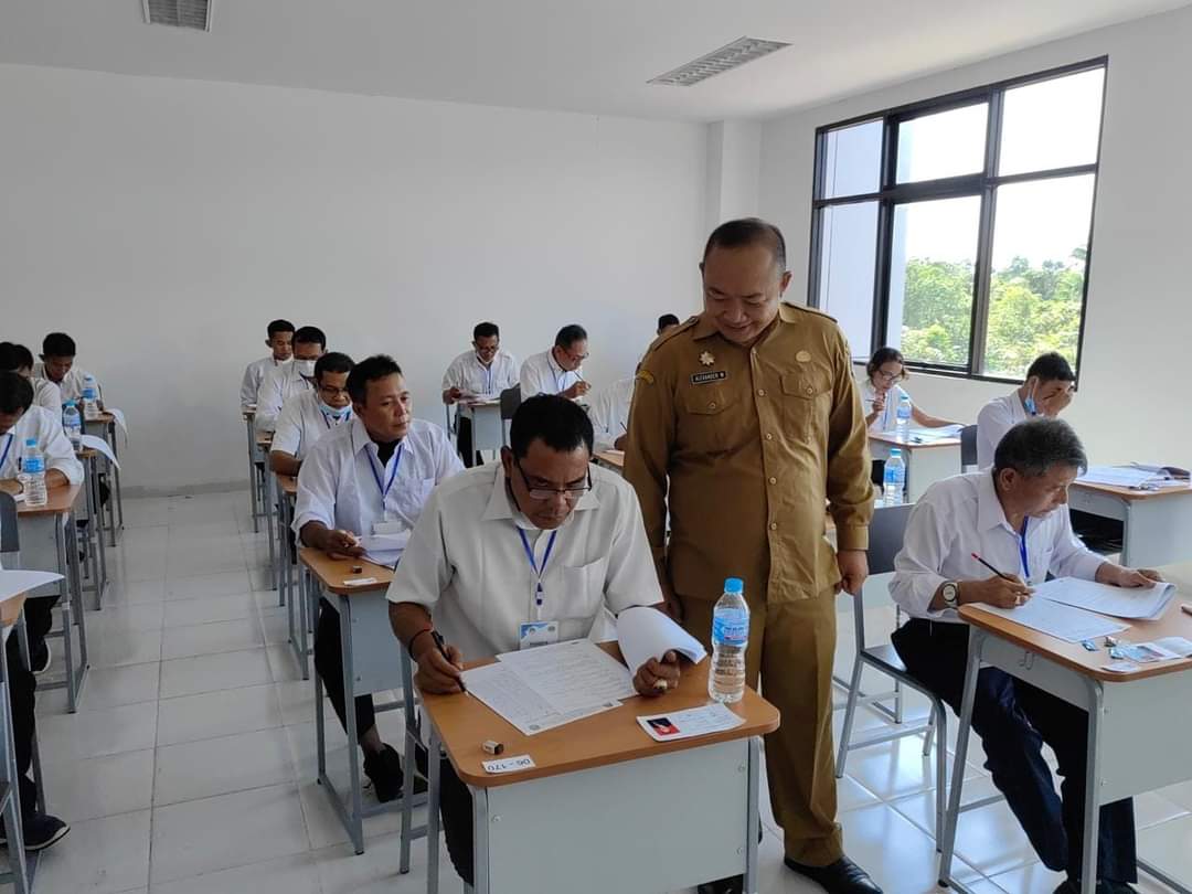 Ketapang, KabarKetapang - Sekda Ketapang, Alexander Wilyo melakukan peninjauan tes tertulis bakal calon kepala desa (bacades) di gedung Politeknik Negeri Ketapang (Politap), pada Selasa, (16/5/23).
