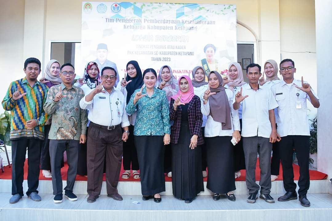 Kabar Ketapang - Ketua Tim Penggerak PKK Kabupaten Ketapang Ny. Elisabet Betty Martin membuka Lomba Bercerita Tingkat Pengurus TP PKK se-Kabupaten Ketapang, pada Rabu (03/05/2023) bertempat di Halaman Perpustakaan Daerah Ketapang.