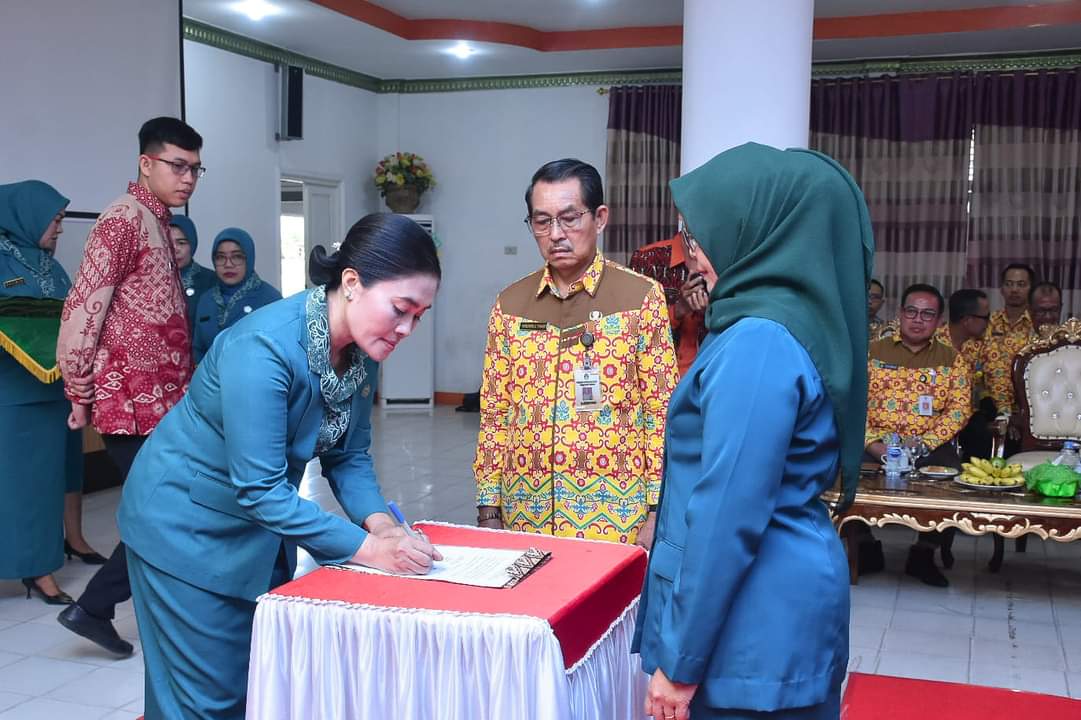 KabarKetapang - Asisten Sekda bidang Administrasi Umum Drs. Heronimus Tanam, ME menghadiri Pelantikan Ketua PKK Kecamatan dan Bunda Literasi Kecamatan, pada Kamis (04/05/2023) bertempat di Pendopo Bupati Ketapang.