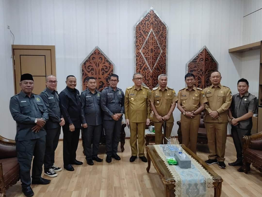 KabarKetapang - Bupati Martin Rantan, SH ,M.Sos dan Wakil Bupati H. Farhan, SE.,M.Si didampingi Sekda Alexander Wilyo, S.STP.,M.Si, pimpinan DPRD beserta jajaran dan Tim Pertimbangan dan Percepatan Pembangunan Daerah (TP3D) menghadiri audensi bersama Gubernur Kalbar, H. Sutarmidji, SH.,M.Hum di Kantor Gubernur, pada Senin, (8/5/2023) pagi.