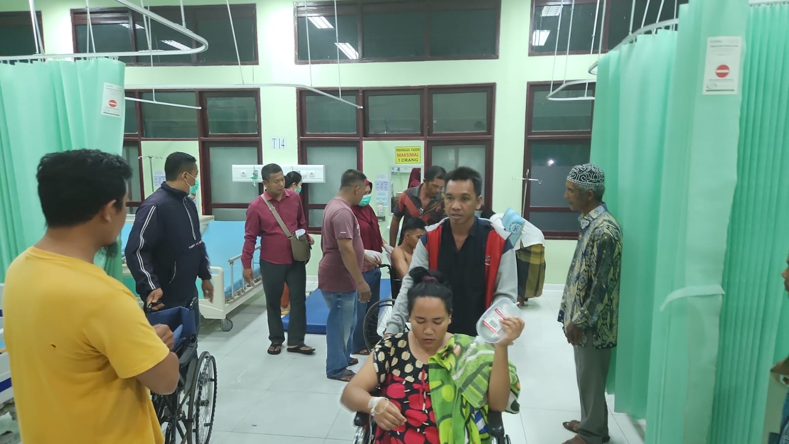 KabarKetapang - Puluhan warga dari Desa Sungai Bakau Kecamatan Matan Hilir Selatan Kabupaten Ketapang Kalimantan Barat, diduga mengalami keracunan setelah menyantap hidangan makanan di acara hajatan. Peristiwa dugaan keracunan tersebut terjadi pada Rabu (10/05/2023) sekira Pukul 18.30 Wib atau setelah Maghrib.