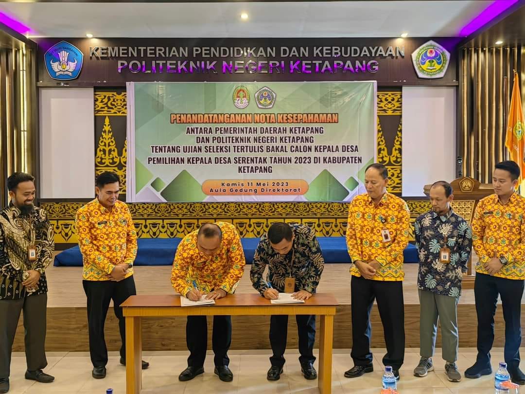 Kabar Ketapang - Sekretaris Daerah Alexander Wilyo, S.STP., M.Si menandatangani Naskah Kerjasama dengan direktur Politeknik Negeri Ketapang (Politap) sekaligus meninjau lokasi tes Bakal Calon Kades (Bacades) Tahun 2023, pada Kamis (11/05/2023) bertempat di Politeknik Negeri Ketapang.